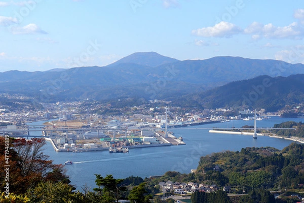 Fototapeta 気仙沼大島の亀山展望台から見る気仙沼湾と気仙沼湾横断橋（かなえおおはし）　　宮城県気仙沼市