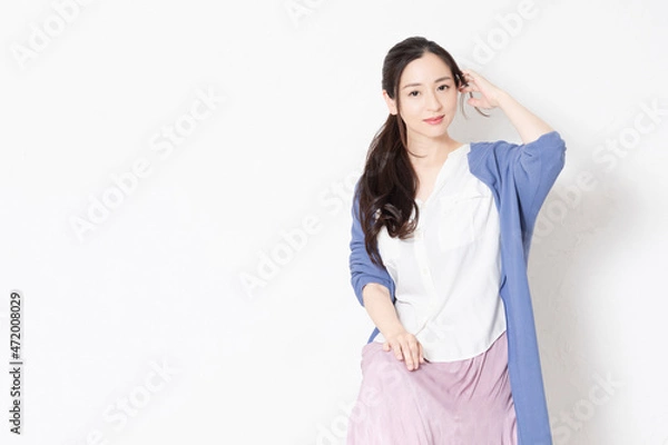 Fototapeta 白い壁の前で椅子に座っている主婦