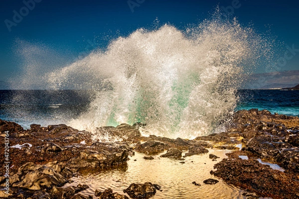 Obraz Gisch auf Steinküste