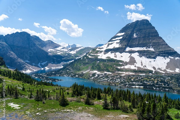 Fototapeta Hidden Lake and Bearhat Mountain from the hiking trail at Logan Pass on the Going to the Sun Road in Glacier National Park in Montana on a sunny summer day