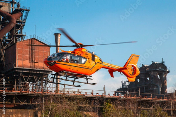 Obraz Rettungshelikopter vor altem Industriekomplex
