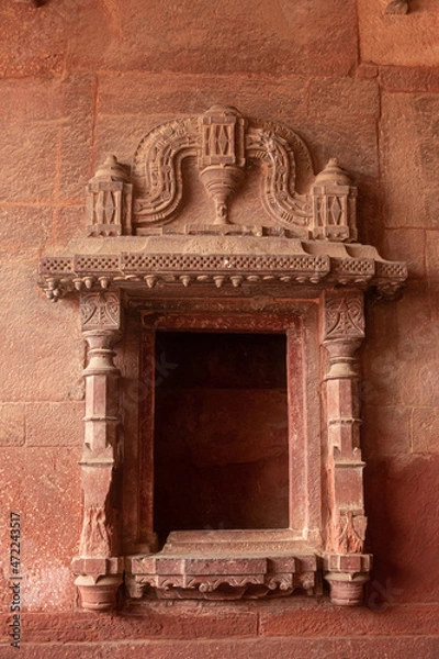 Fototapeta Window of an ancient abandoned building from the Mughal era in India