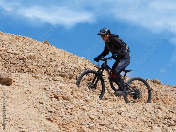 Obraz Mountain biker in the mountains of Timna park