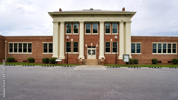 Fototapeta Plains, Georgia: Jimmy Carter National Historic Site. Former Plains High School serves as the park's museum and visitor center. Exterior entrance and parking area. 