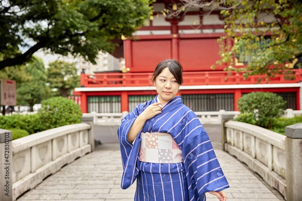 Fototapeta 浅草寺　着物の日本人女性