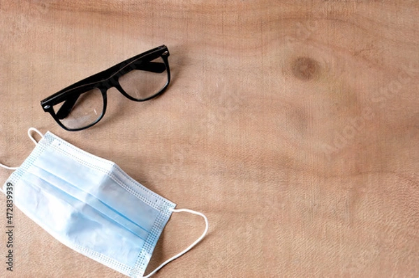 Fototapeta gafas y mascarilla sobre fondo con textura