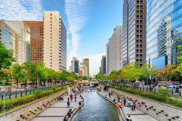 Fototapeta Scenic view of the Cheonggye Stream at downtown of Seoul