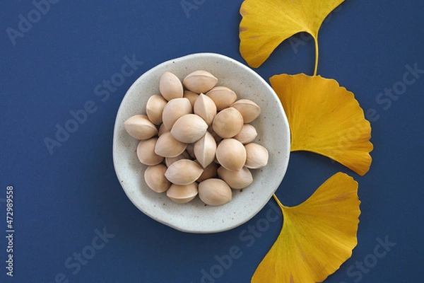 Obraz 銀杏背景｜ぎんなん｜イチョウ｜コピースペース