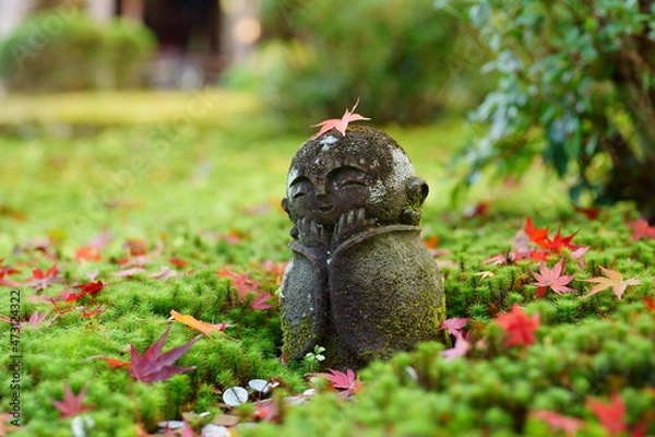 Obraz ほのぼの石像、苔と紅葉に囲まれて幸せに