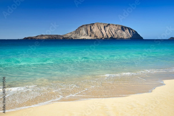 Fototapeta Beautiful Playa de las Conchas with Montana Clara in the background. The island La Graciosa, belonging to Lanzarote, Canary Islands, Spain.