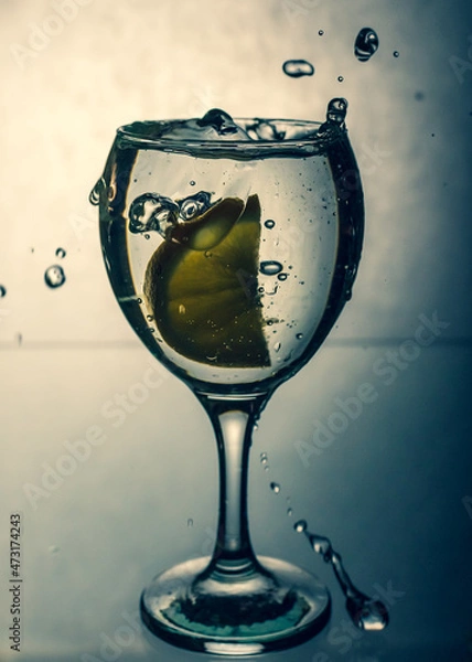 Obraz Lemon slice splashes in a water glass