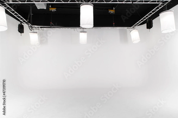 Obraz An empty large white photo studio for shooting large objects, cars or people. seamless white cyclorama
