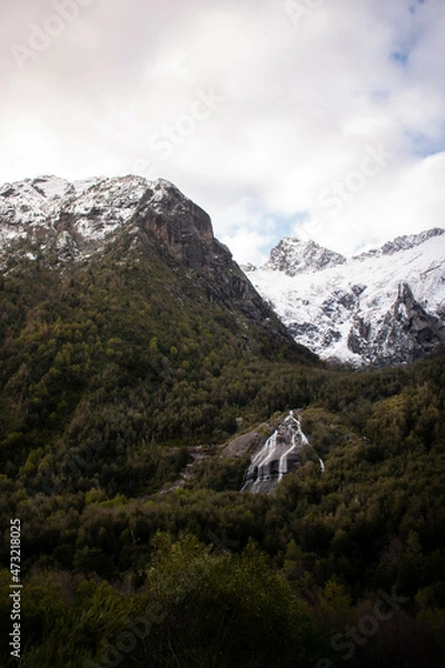 Fototapeta A Beautiful Waterfall with Mountains and snow