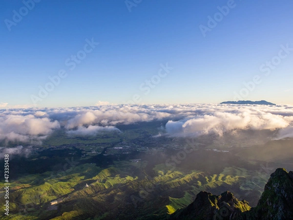 Fototapeta 阿蘇山山頂高岳の朝焼けの光を浴びて