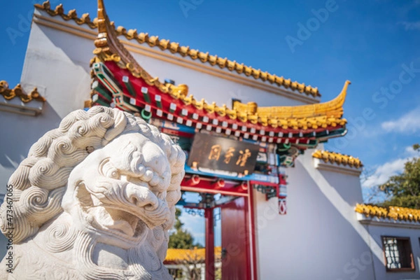 Fototapeta 中国庭園「瀋秀園」の獅子像と垂花門【神奈川県・川崎市】