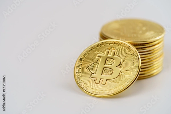 Obraz 白い背景に置かれたたくさんの仮想通貨 暗号通貨 コイン