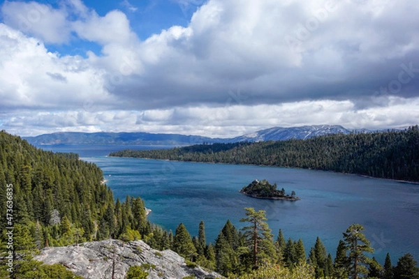 Fototapeta Lake Tahoe at the end of summer with snow on the distant mountains in California, from Inspiration Point