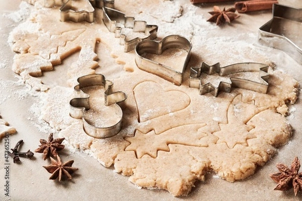 Obraz Weihnachtskekse ausstechen und backen: Chai-Kekse aus Mürbeteig mit weihnachtlichen Gewürzen wie Zimt, Anis, Nelke, Kardamom, Pfeffer und Vanille