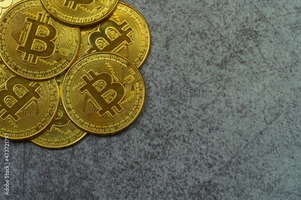 Obraz コンクリートの上に置かれた仮想通貨 暗号通貨 コイン 硬貨