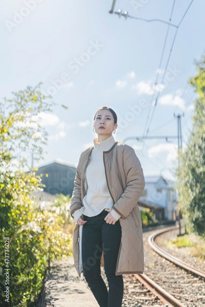 Fototapeta 田舎町を散策する女性