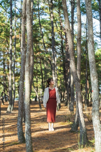 Fototapeta 森の中の女性