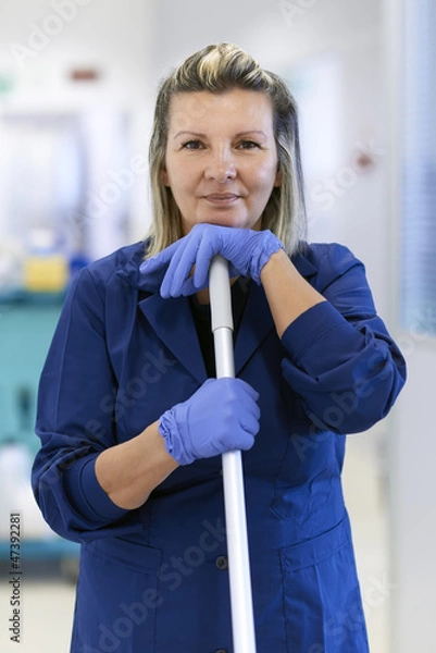 Obraz Portret szczęśliwa profesjonalna sprzątaczka kobieta uśmiecha się w biurze