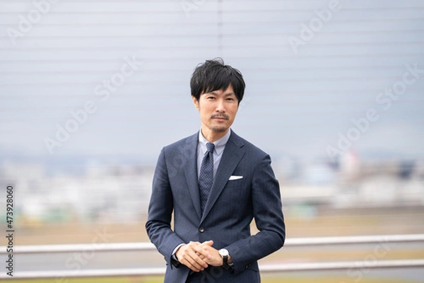 Fototapeta 出張　人物　スーツ　男性　日本　空港