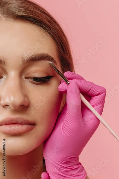 Obraz girl draws eyebrows of the model
