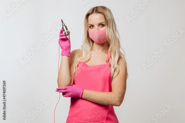 Fototapeta beautiful girl with a typewriter for a tattoo
