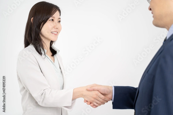 Fototapeta 握手をする笑顔の男女のビジネスマン