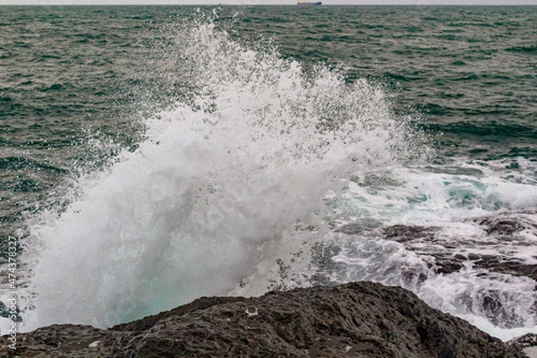 Fototapeta waves crashing on rocks