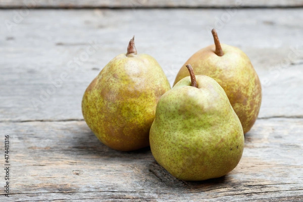 Fototapeta ラフランス、古い板に置かれ洋梨