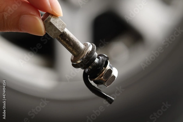 Obraz 自動車の劣化したエアーバルブのクローズアップ