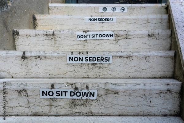 Fototapeta Warning signs on marble steps in Venice: Don't sit down, Non sedersi