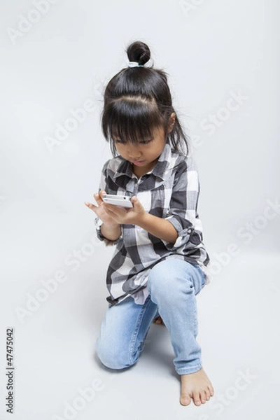 Obraz スマートフォンを使う女の子
