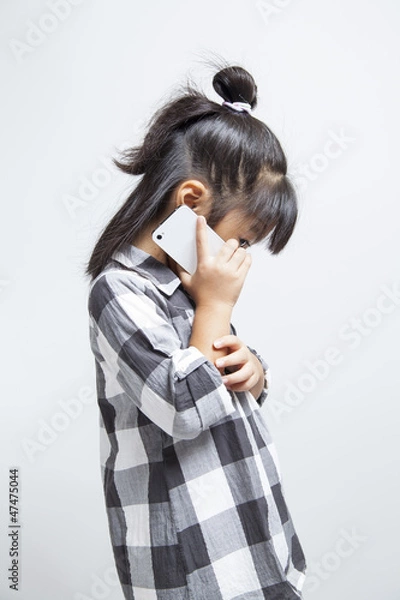 Obraz スマートフォンを使う女の子