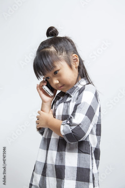 Obraz スマートフォンを使う女の子