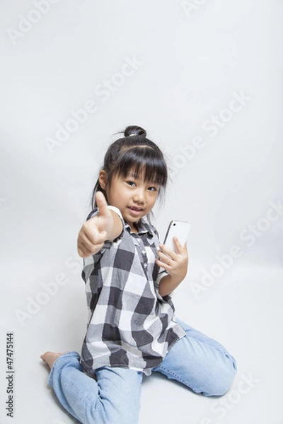 Obraz スマートフォンを使う女の子