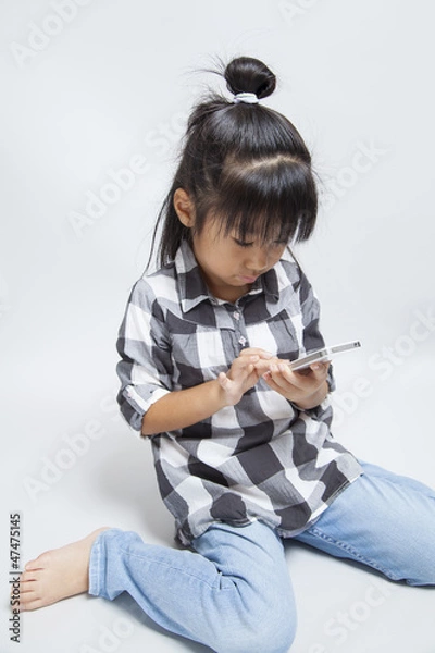 Fototapeta スマートフォンを使う女の子