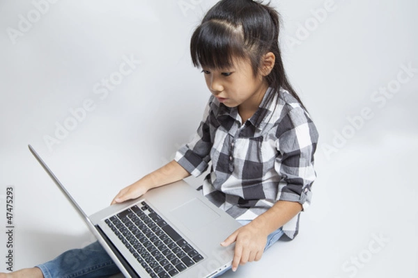 Fototapeta ノートパソコンで学ぶ女の子