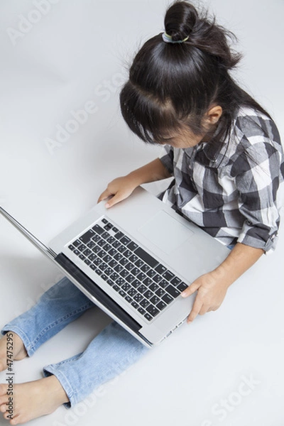 Fototapeta ノートパソコンで学ぶ女の子