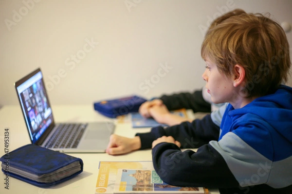 Obraz Dzieci uczące się na zdalnych lekcjach online
