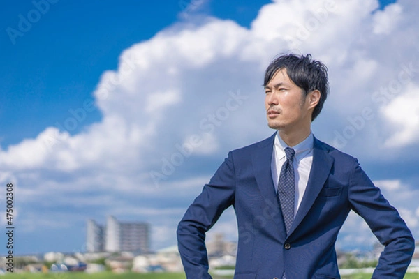 Fototapeta 屋外のスーツ姿の男性