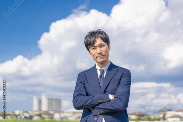 Fototapeta 屋外のスーツ姿の男性