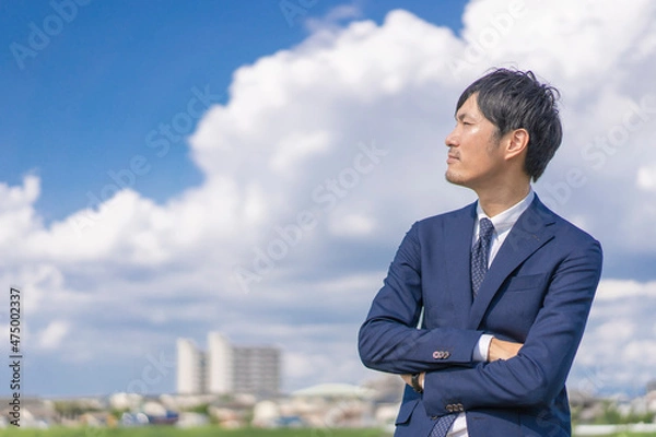 Fototapeta 屋外のスーツ姿の男性