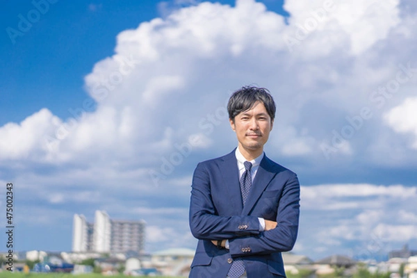 Fototapeta 屋外のスーツ姿の男性