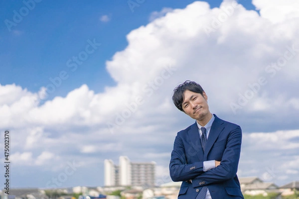 Fototapeta 屋外のスーツ姿の男性