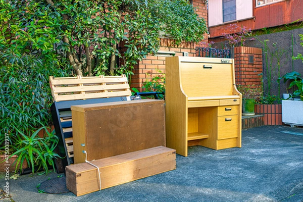 Fototapeta 不用品回収 / 粗大ごみ / 家の前に放置してあるゴミ