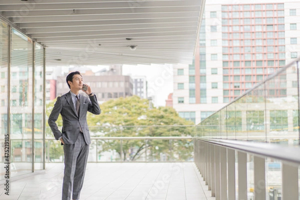 Fototapeta スーツ姿の男性