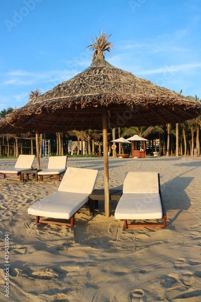 Obraz ベトナムダナンの朝日を目指してビーチ沿いを散歩したときの写真です。朝5時半くらいです。